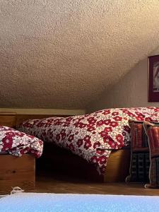 een bed met een rode en witte deken erop bij Hayes Chalet Arachova in Arachova