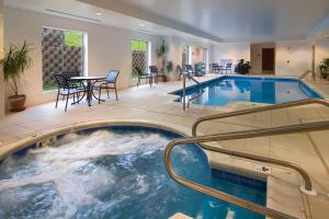 a large indoor pool with a hot tub at Hilton Garden Inn Clarksburg in Clarksburg
