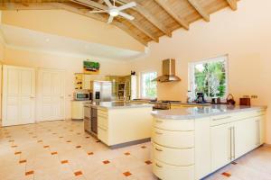 Η κουζίνα ή μικρή κουζίνα στο Exclusive Villa at Hideaway Beach