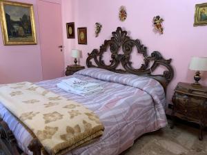 La casa dei sapori a Mirandola في ميراندولا: سرير في غرفة بجدران وردية