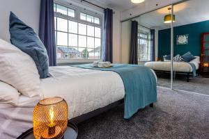 1 dormitorio con cama grande y ventana grande en New Large 2 Bed entire apartment Near Newcastle upon Tyne with Free Parking, en Kenton