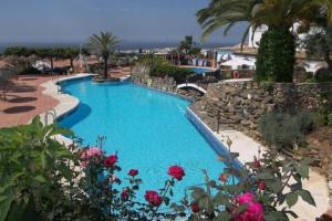 Bazén v ubytovaní Los Crisantemos Family house with garden and pool alebo v jeho blízkosti