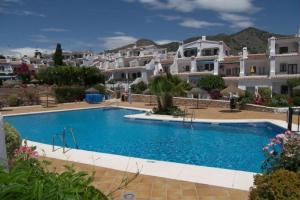 Bazén v ubytovaní Los Crisantemos Family house with garden and pool alebo v jeho blízkosti