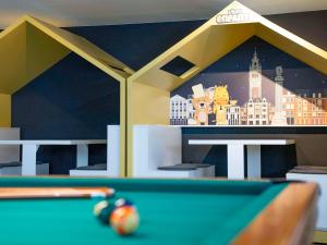 Biliár nebo kulečník v ubytování ibis Styles Lille Neuville en Ferrain