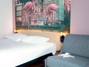 Postel nebo postele na pokoji v ubytování ibis Styles Lille Neuville en Ferrain