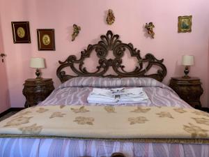 uma cama com dois candeeiros e toalhas em La casa dei sapori a Mirandola em Mirandola