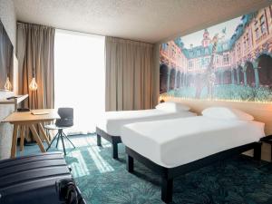 Postel nebo postele na pokoji v ubytování ibis Styles Lille Neuville en Ferrain