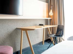 TV a/nebo společenská místnost v ubytování ibis Styles Lille Neuville en Ferrain