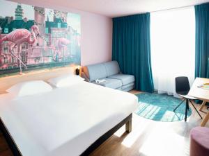 Postel nebo postele na pokoji v ubytování ibis Styles Lille Neuville en Ferrain