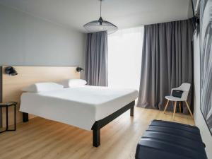 Postel nebo postele na pokoji v ubytování ibis Styles Lille Neuville en Ferrain