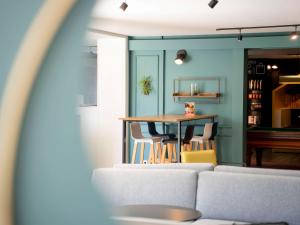 Posezení v ubytování ibis Styles Lille Neuville en Ferrain