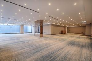 Großes Zimmer mit Holzboden und Deckenbeleuchtung. in der Unterkunft Hilton Garden Inn Ankara Dikmen in Ankara