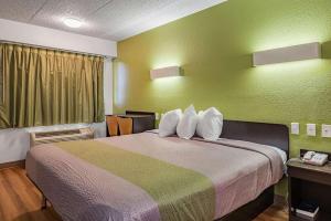 Pokój z dużym łóżkiem w pokoju hotelowym w obiekcie Days Inn by Wyndham Cincinnati I-71 w mieście Cincinnati