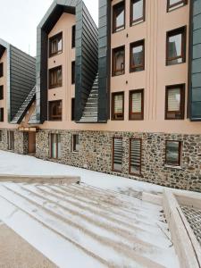 迪瓦伊巴雷Sovica的前面的地面上积雪的建筑 更多11张照片