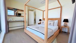Mullet Bay Suites - Your Luxury Stay Awaits tesisinde bir odada yatak veya yataklar