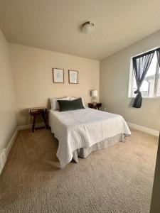 1 dormitorio con cama y ventana en Newly Built Chic Utah Valley Gem l Theo by Stay, en American Fork