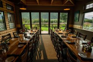 Restaurace v ubytování Seward Windsong Lodge + 21 fotografií