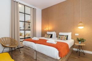 1 dormitorio con 1 cama grande y toallas. en BNBHolder The Superb SOL, en Madrid