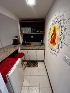 una pequeña cocina con encimera y fregadero en Casa na Beira da Praia da Pipa Beach House Luxury, en Pipa
