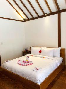 a bedroom with a bed with flowers on it at Villa Penyu Gili Trawangan in Gili Trawangan