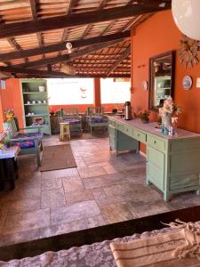 a room with orange walls and a table and chairs at Vila Vitória Pousada in Pirenópolis