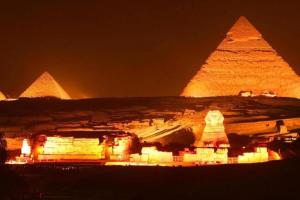 una vista de las pirámides de Giba por la noche en Number One Pyramids Hotel, en El Cairo