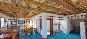 une salle à manger avec un plafond à caissons, des tables et des chaises dans l'établissement Hotel Ansi Boutique W&S terrace, à Boukhara