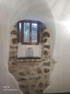 bagno con finestra su un muro di pietra di Casetta di Lisa in Valle Cervo a Campiglia Cervo