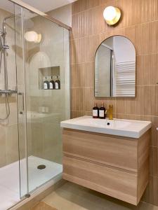 ein Bad mit einem Waschbecken und einer Dusche in der Unterkunft 2 bedrooms, 15min from Paris, free parking in Deuil-la-Barre