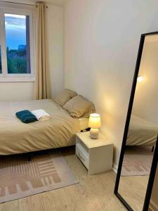 Tempat tidur dalam kamar di 2 bedrooms, 15min from Paris, free parking