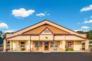 a building on a street with a blue sky at Red Roof Inn Santee in Santee