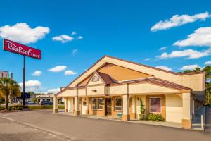 a kent motel sign in front of a building at Red Roof Inn Santee in Santee