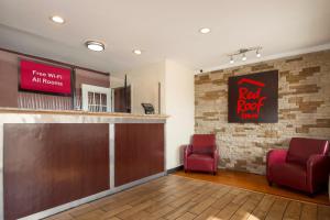 una sala de espera con 2 sillas rojas y un bar en Red Roof Inn Santee, en Santee