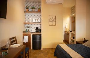a small room with a bed and a small kitchen at Estancia 103 in La Paz
