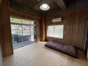 um quarto com uma cama num quarto com uma janela em IHOKI BASE - Vacation STAY 57543v em Kumano