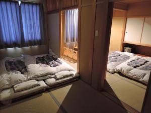 Postel nebo postele na pokoji v ubytování Maruni Ryokan + 37 fotografií