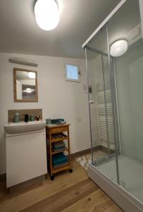 ein Bad mit einer Glasdusche und einem Waschbecken in der Unterkunft Les Studios Parfaitement Imparfaits - Lens Louvre-Bollaert in Lens