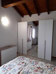 1 dormitorio con 1 cama, vestidor y armario en Malpensa Milano intero appartamento, en Cardano al Campo