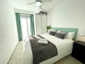 Giường trong phòng chung tại Arenales del sol, primera linea de playa