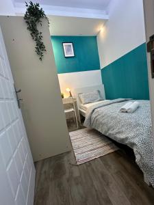 Schlafzimmer mit einem Bett und einer Tür, die in ein Zimmer führt in der Unterkunft Epic Partition Room in Barsha Near Metro in Dubai