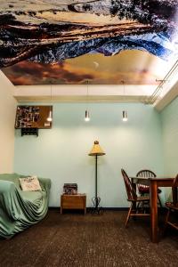 un soggiorno con divano e un dipinto sul soffitto di Treasure State Hostel a Bozeman