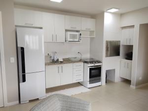 Η κουζίνα ή μικρή κουζίνα στο Residencial Ondas de Palmas +6 φωτογραφίες