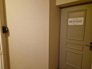 een deur in een kamer met een bord erop bij Logement Atypique in Gex