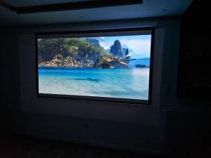 TV en una habitación con vistas al agua en Logement Atypique, en Gex