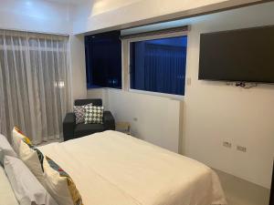 a bedroom with a bed and a flat screen tv at MONTECRISTO in San Pablo