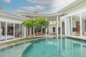 Der Swimmingpool an oder in der Nähe von Taman Mesari Luxury Villas-Seminyak
