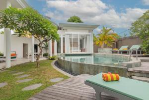 ein Haus mit einem Pool und einem Haus in der Unterkunft Taman Mesari Luxury Villas-Seminyak in Seminyak