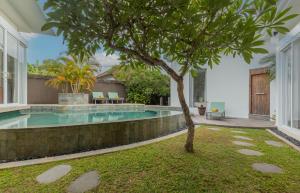 Der Swimmingpool an oder in der Nähe von Taman Mesari Luxury Villas-Seminyak