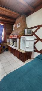 Habitación con cama y TV en la pared. en Studio monoambiente 2 pax en El Hoyo