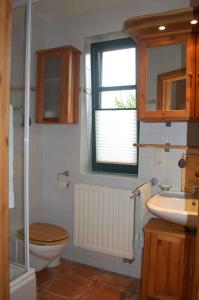 ein Bad mit einem WC und einem Waschbecken in der Unterkunft Apartment in Sehlen/Insel Rügen 3075 in Sehlen